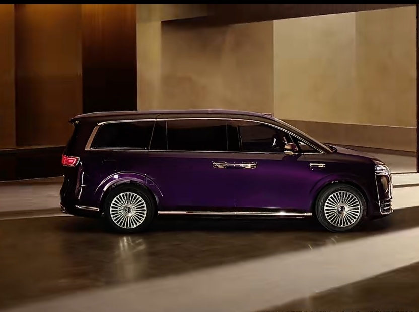 智界V9内饰首次曝光内饰终于来了！旋转座椅看着真香，作为旗舰，配置堆得挺满，要是