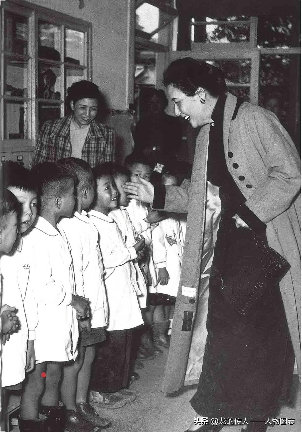 1957年12月，宋美龄参观托儿所