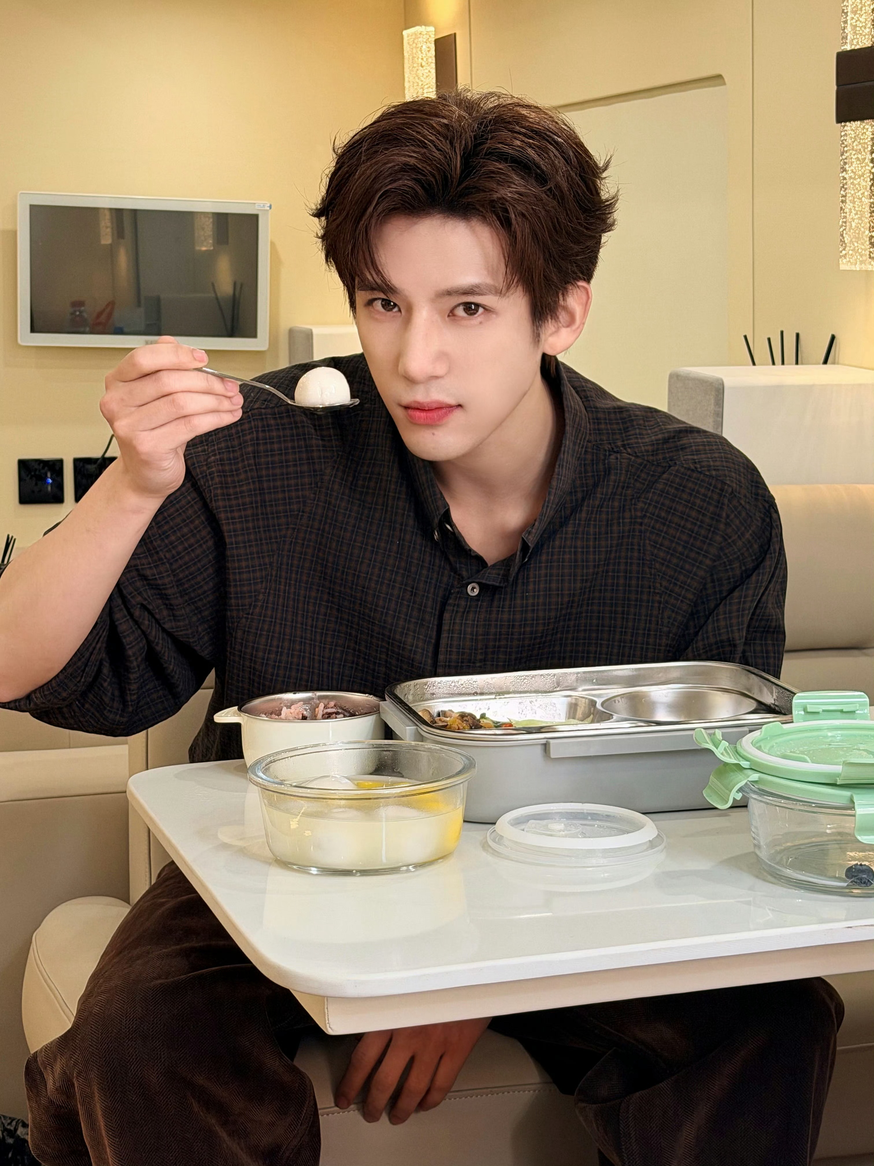 王安宇  王安宇季清和 小宝吃东西这个萌！尊嘟好可爱啊𓆩♡𓆪给我萌晕了