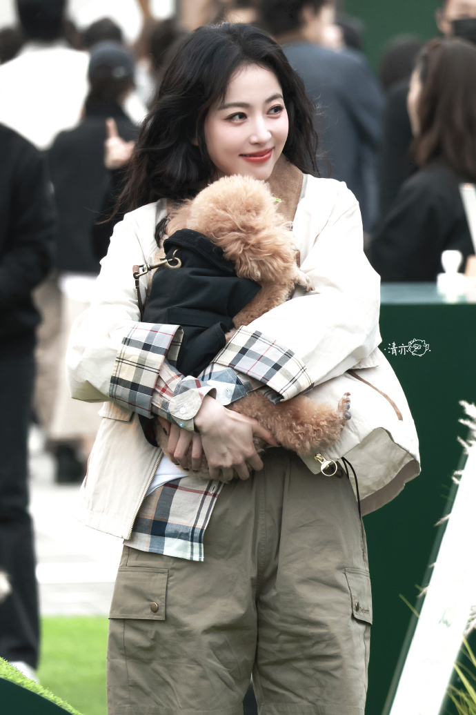 想魂穿周雨彤手里牵着的那只小狗被周雨彤的英伦风硬控了  就问谁不想魂穿周雨彤手里