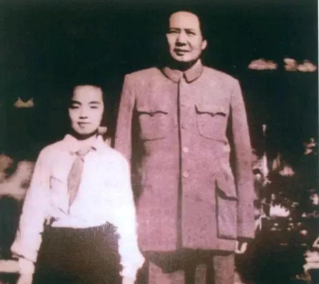 1952年的六一儿童节，是一个特别的日子。这一天，毛主席在北京亲切接见了来自八一