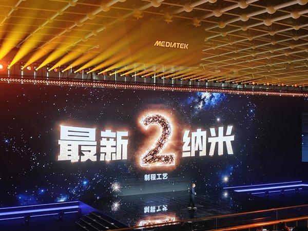 昨天下午，安卓阵营的第一颗量产2nm芯片，正式落地了。
联发科在深圳发布天玑96