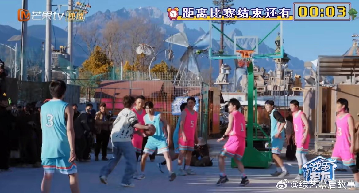 张远压哨绝杀三分球快乐老友记收官 这就是张远的球场魅力！最后时刻冷静出手，压哨三