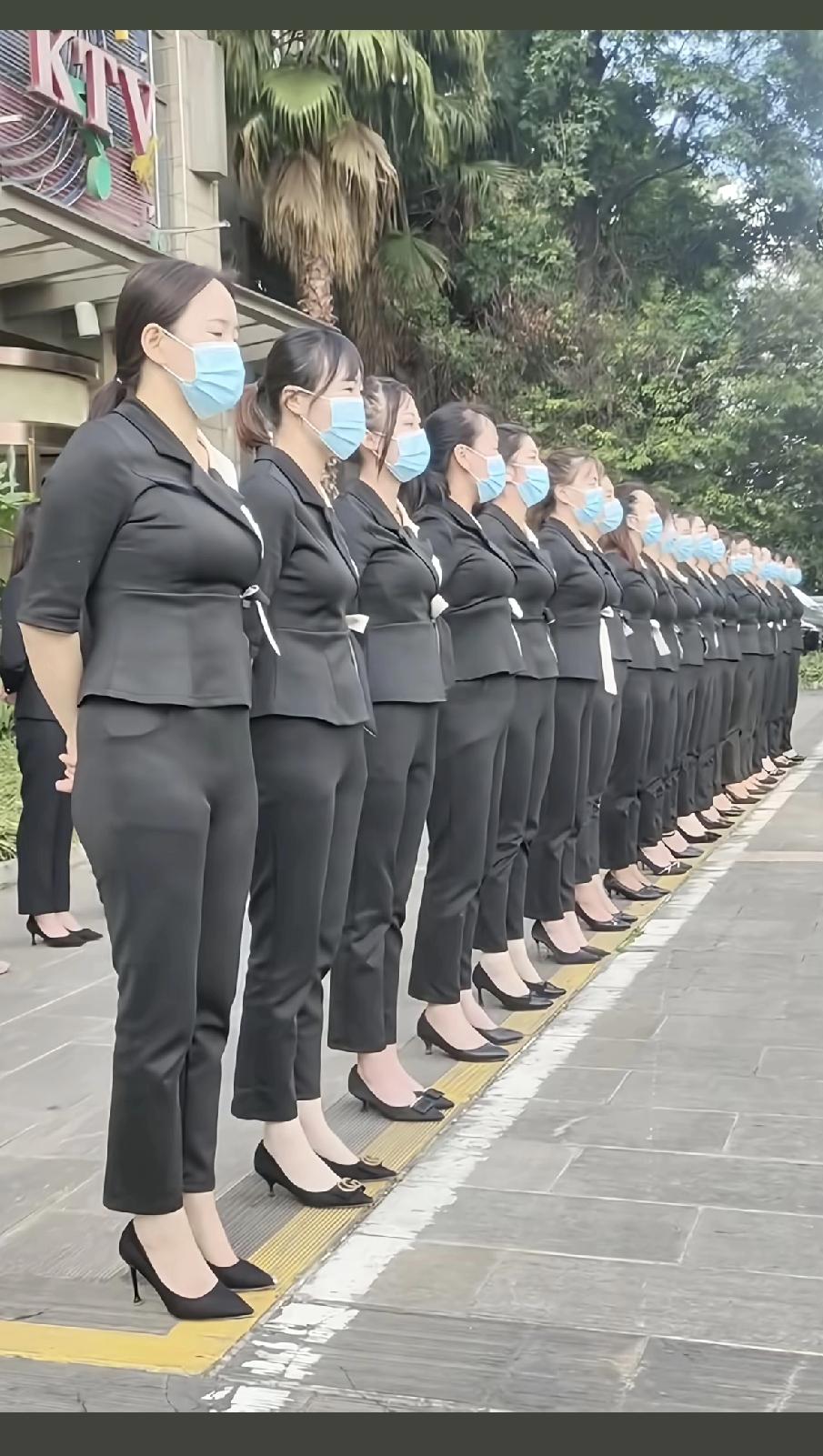 怎么都是清一色的黑色工服呢？而且松一点不好吗？