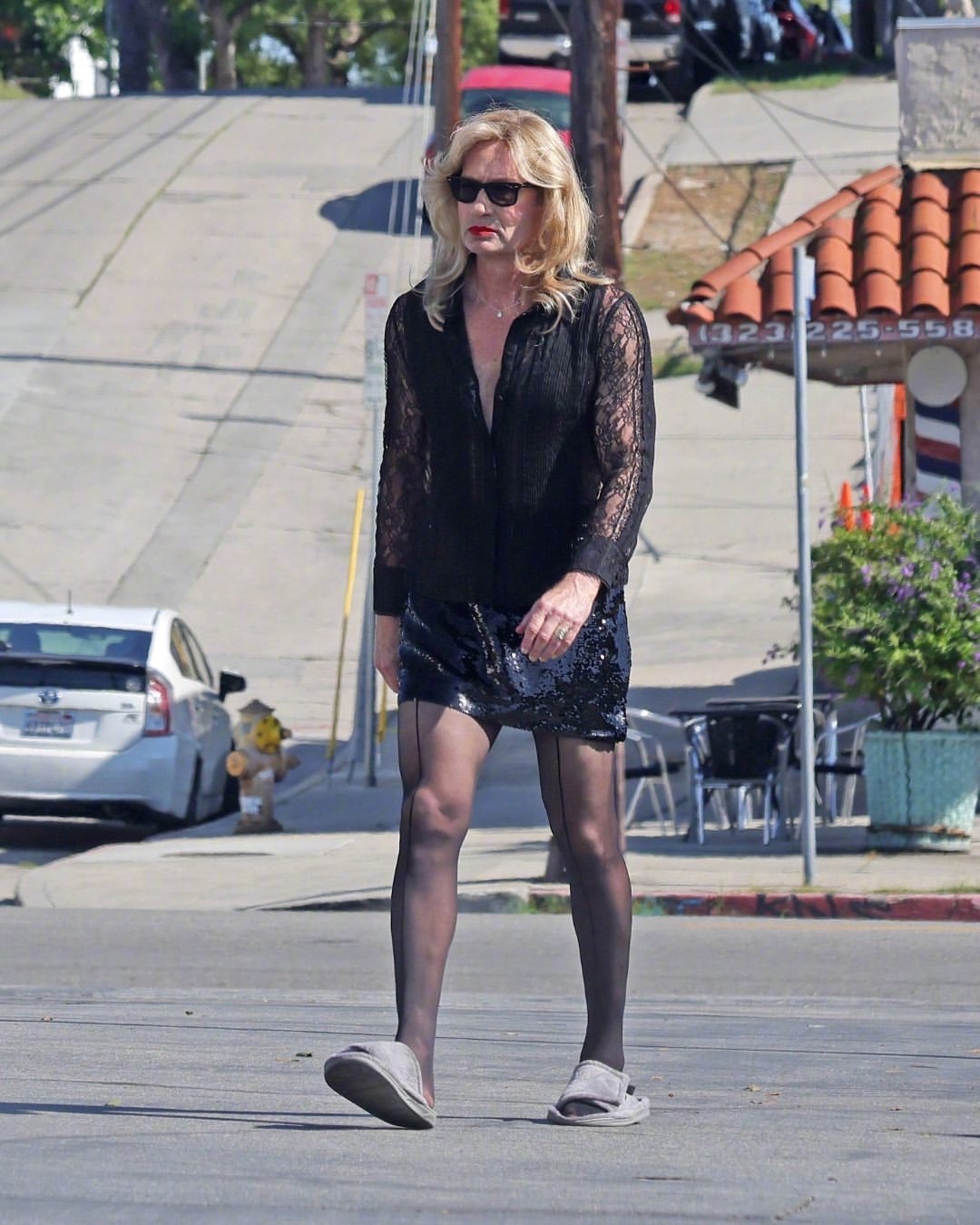 大卫·杜楚尼David Duchovny身着亮片短裙、头戴金色假发，现身洛杉矶拍