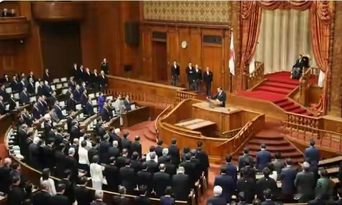 别扯什么辩论技巧！高市早苗的‘首秀’就是一场政治泥石流。

45分钟，足够让所有