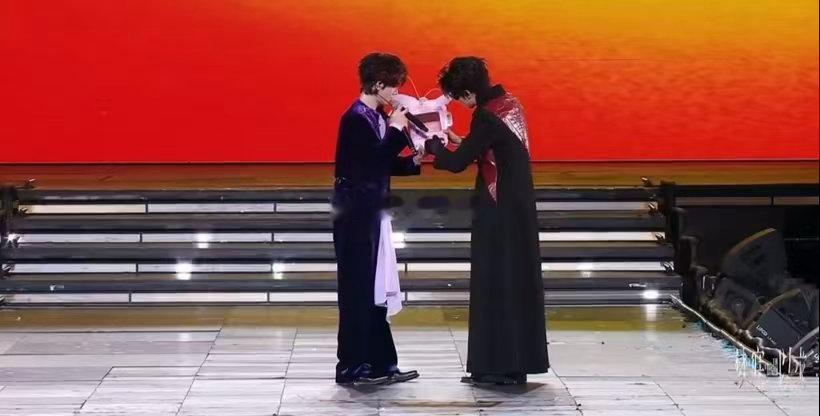 棍铲双人talking全程全场最温柔的片段诞生于此，青岛演唱会棍铲双人talki