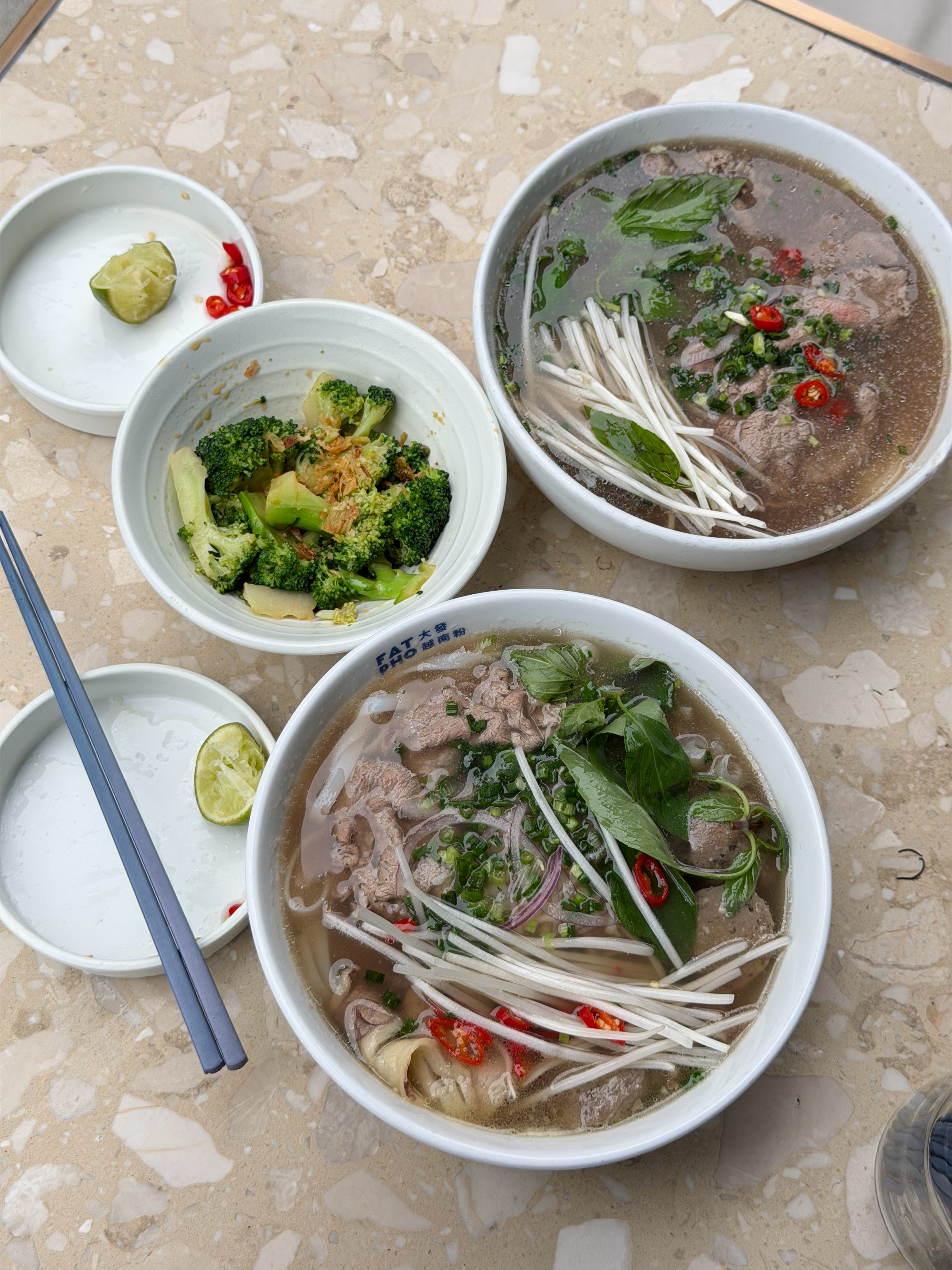今天中午吃牛肉粉，服务员来桌边跟我说“免费续粉”，我说我不用、谢谢，然后她每次来