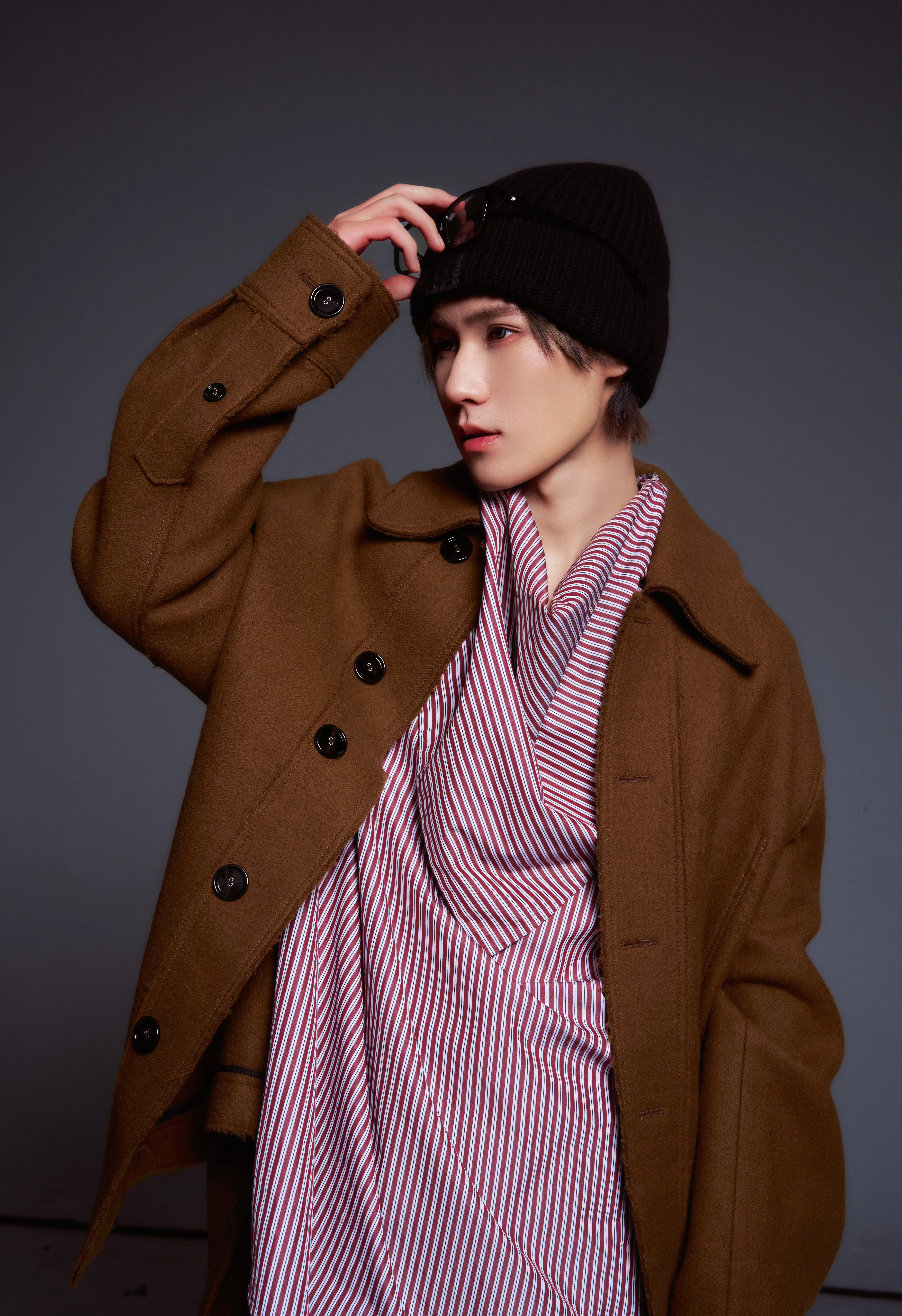 张真源今日份帅气营业大片，带来Ami Paris 2025秋冬系列男装的演绎，暖