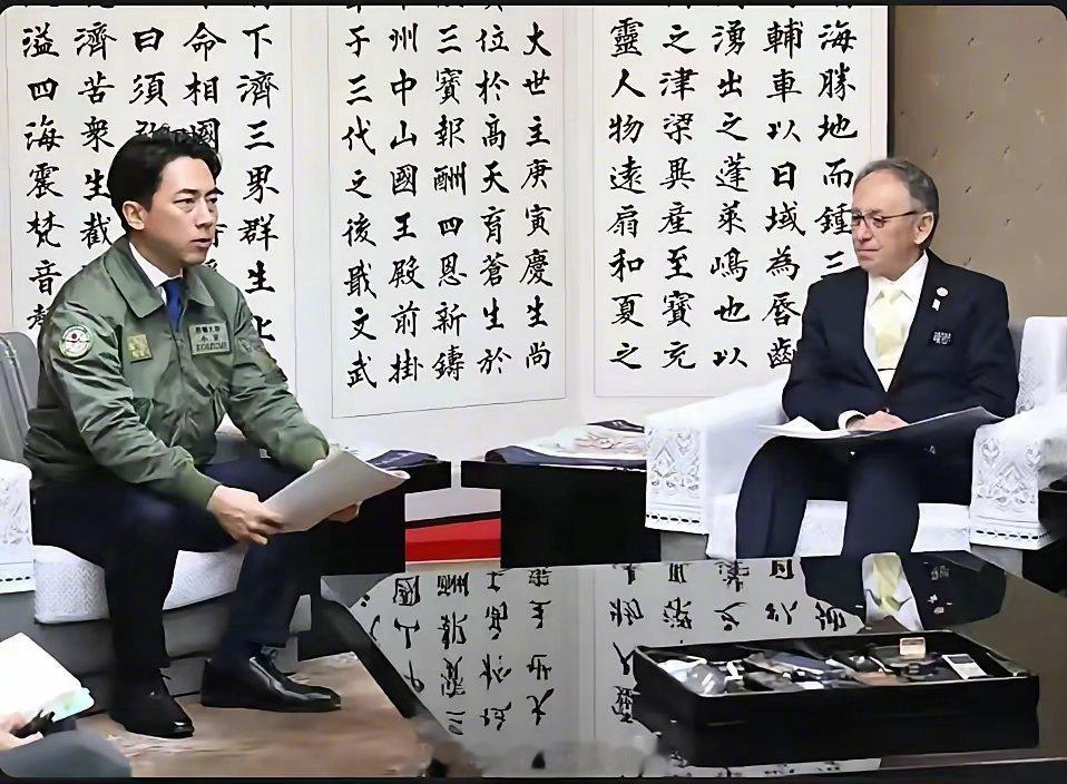 早晚收了你们 琉球知事玉城丹尼和日本防卫大臣小泉进次郎在用汉字写着