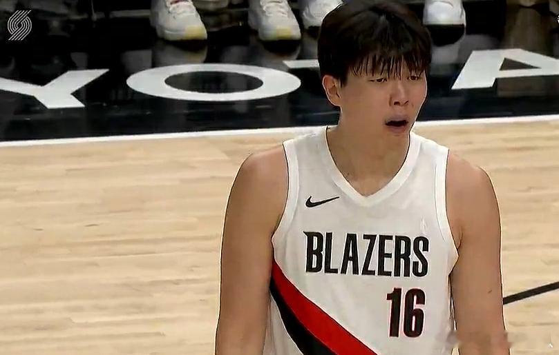 杨瀚森不可思议表情包 杨瀚森在与亚当斯的抢位中再次被吹了一个犯规，个人第5犯，听