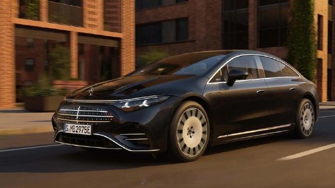 没想到吧，EQS还在，而且推出了新款。升级了800V架构，电池升级到122度，W