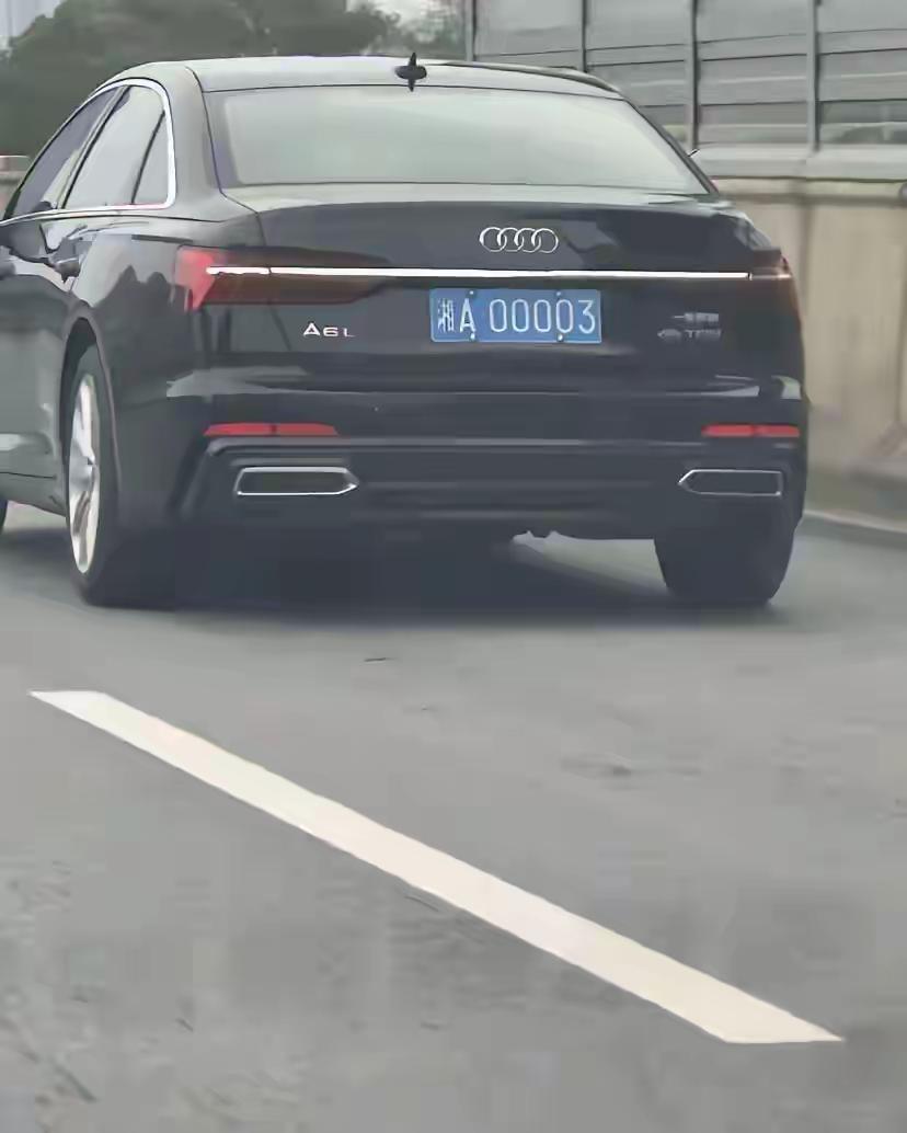 这种车牌虽然比不上四个8！四个六！但是一般人也弄不到！