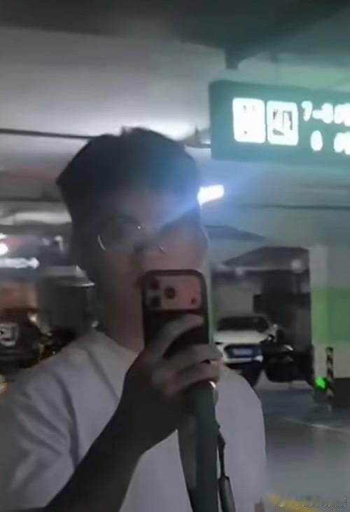 厦门男子地下车库遛狗放纵狗在一业主车位撒尿，业主要求这名男子进行清理，可男子却态