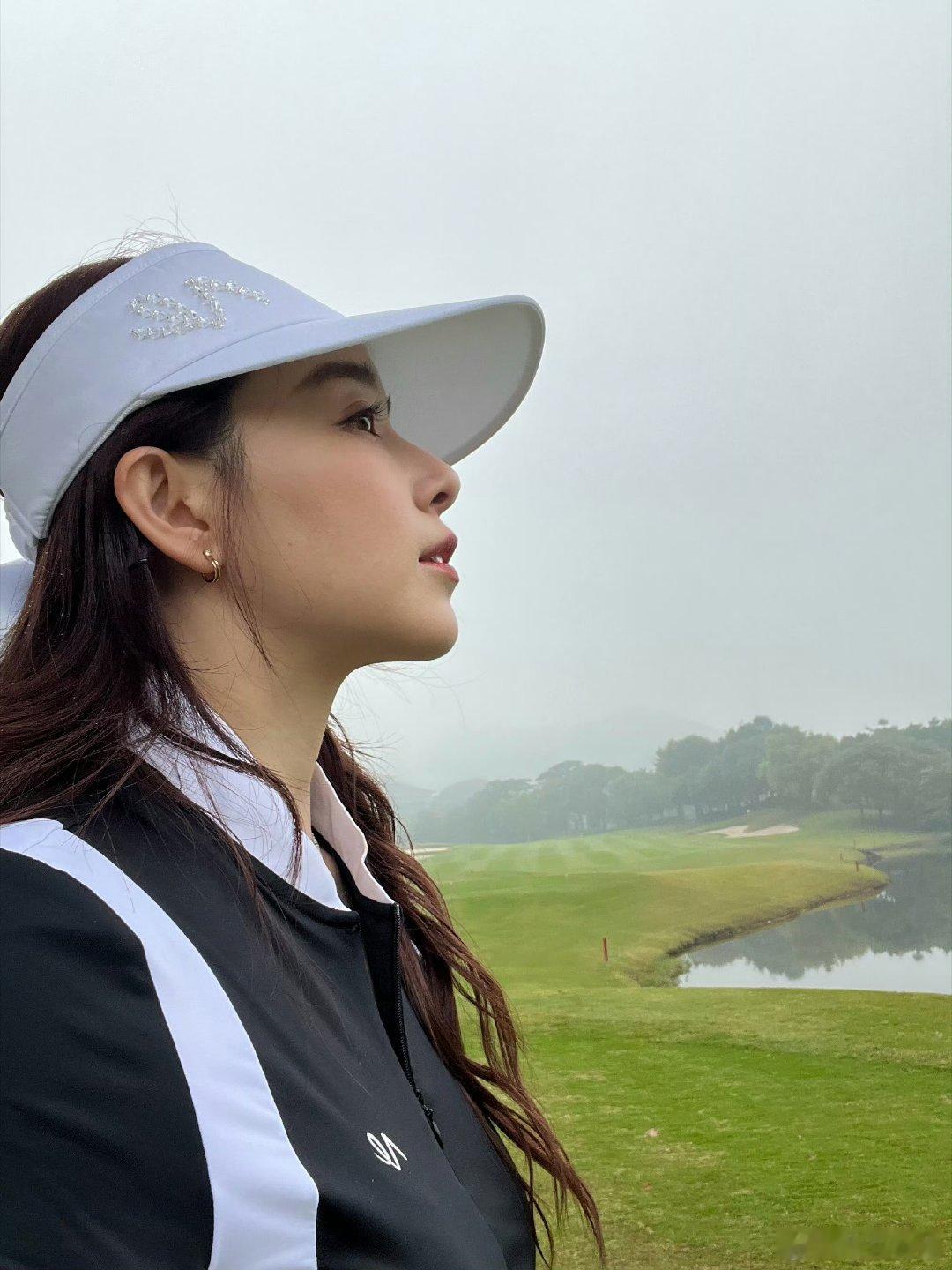 阚清子侧颜拍照好好看，这下颌线又美又飒。清子称这是乔海伦第一次打高尔夫值得记念一
