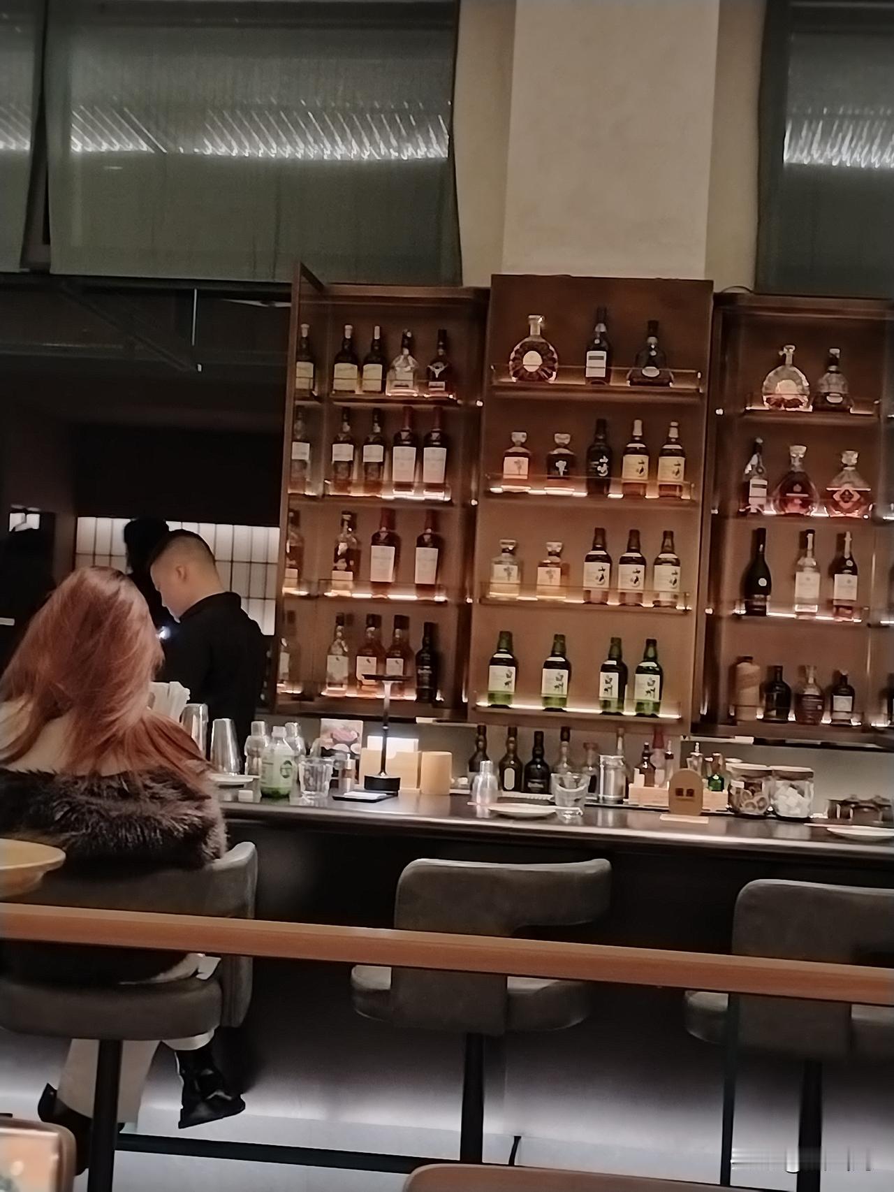 刚刚去一个酒馆，看到一个女人要了一瓶清酒，1300多的白州，我和朋友各要了一杯8