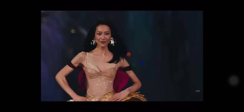 #维秘大秀上的三位国模#聚光灯亮起，三位中国面孔亮相维密T台。刘雯沉稳舒展，每一步都写满阅历；奚梦瑶