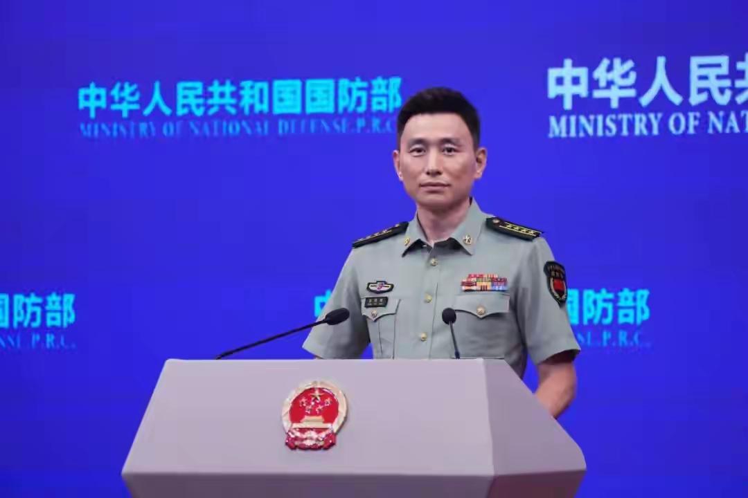 央视曝光火箭军东风 - 17高超音速导弹实弹发射画面后，那场面太震撼了，导弹拖着