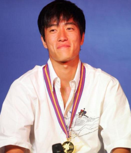 2004年，刘翔跨栏夺冠后，开发商送他一套300万的房子，他转手就过户给了教练孙
