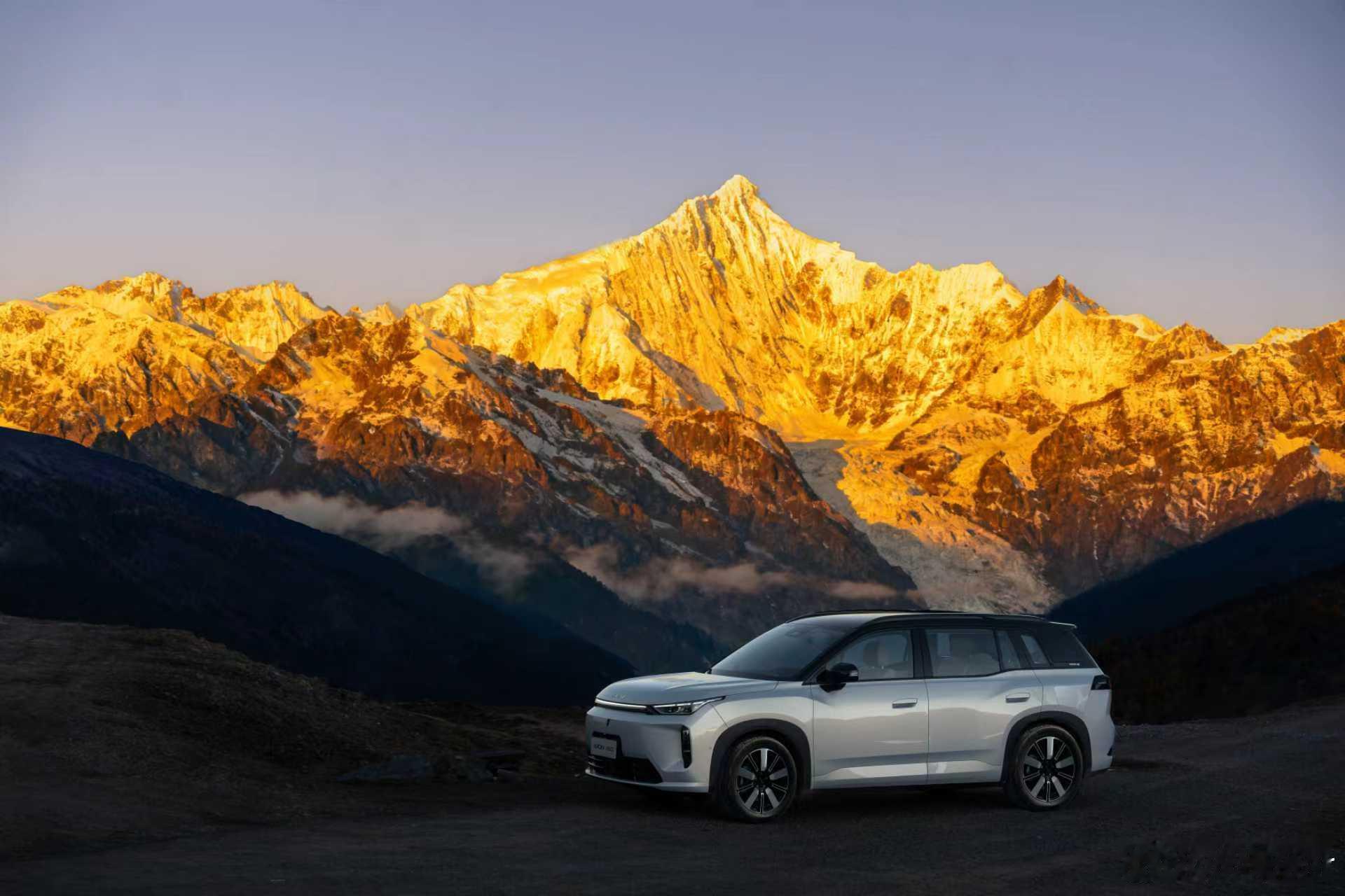 远眺金山脊，近拥雪光影埃安i60续航千里，一家驭云行