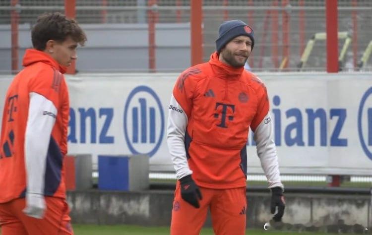 【备战霍村！莱默尔、斯坦尼西奇参加拜仁今日合练，凯恩仍因病缺席】        