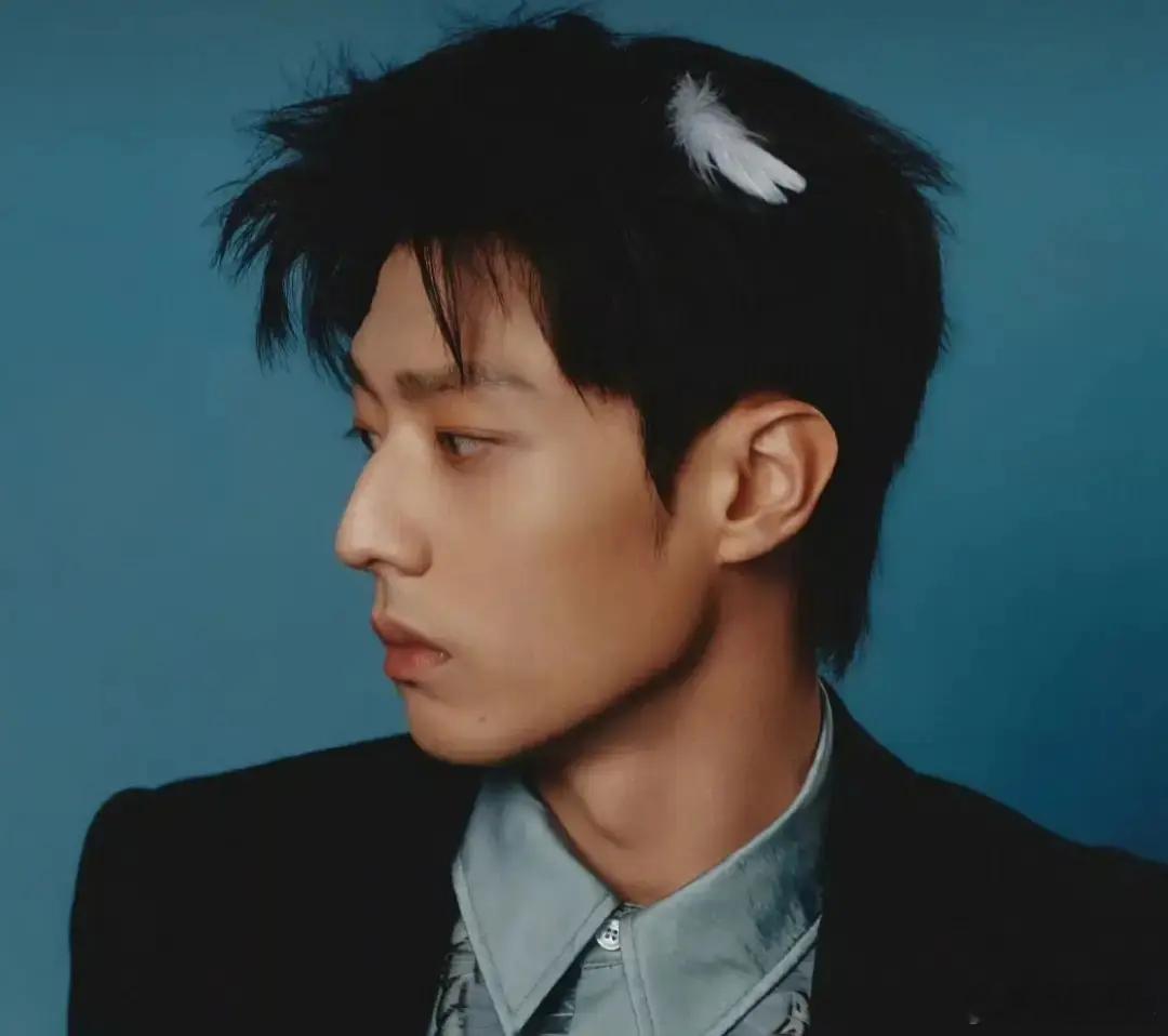 这家公司什么来头，捧的人都这么像