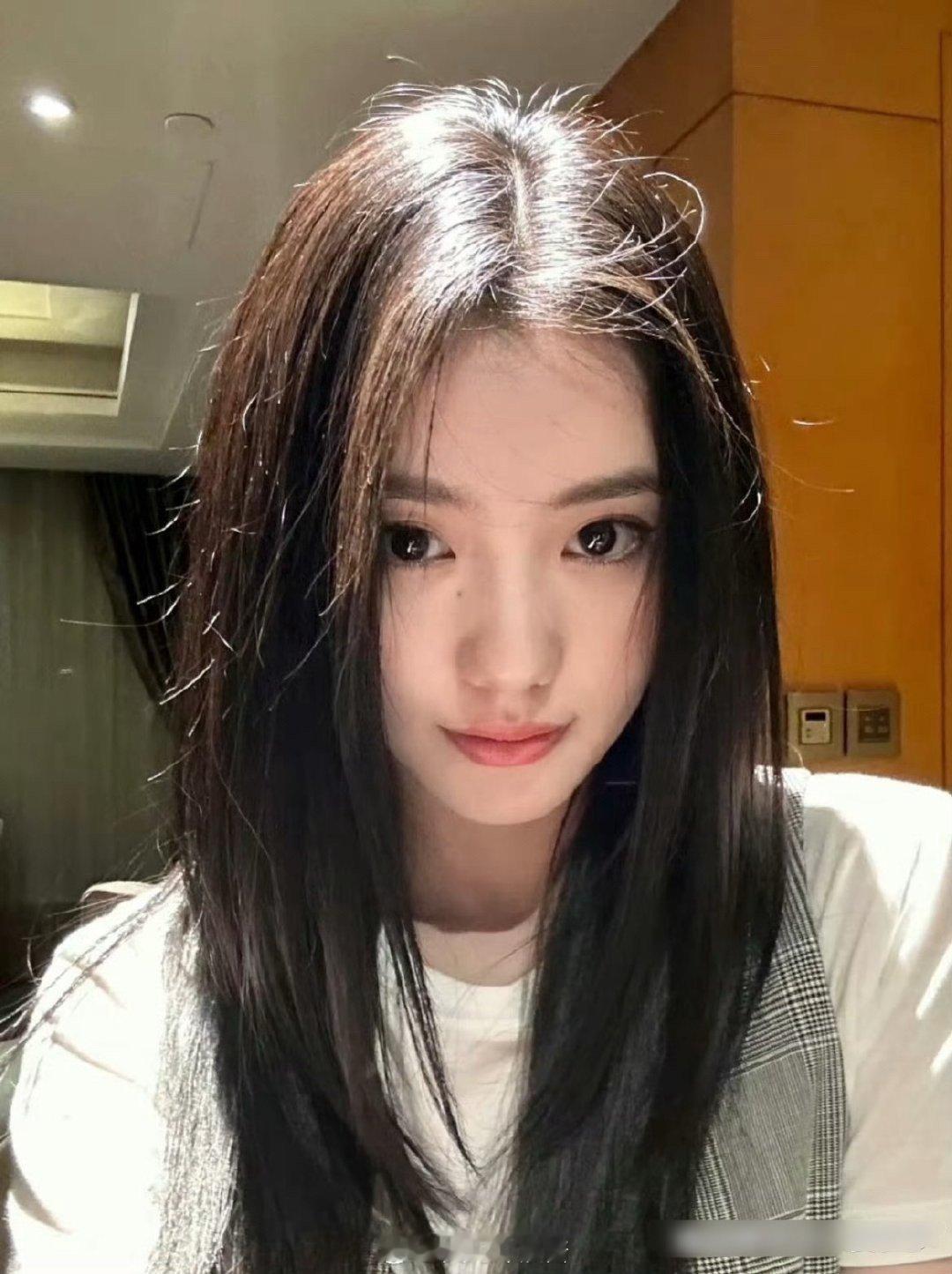 大胆开麦…真美女不适合网感妆，刘浩存真的越素净就越凸显本身颜值 ​​​