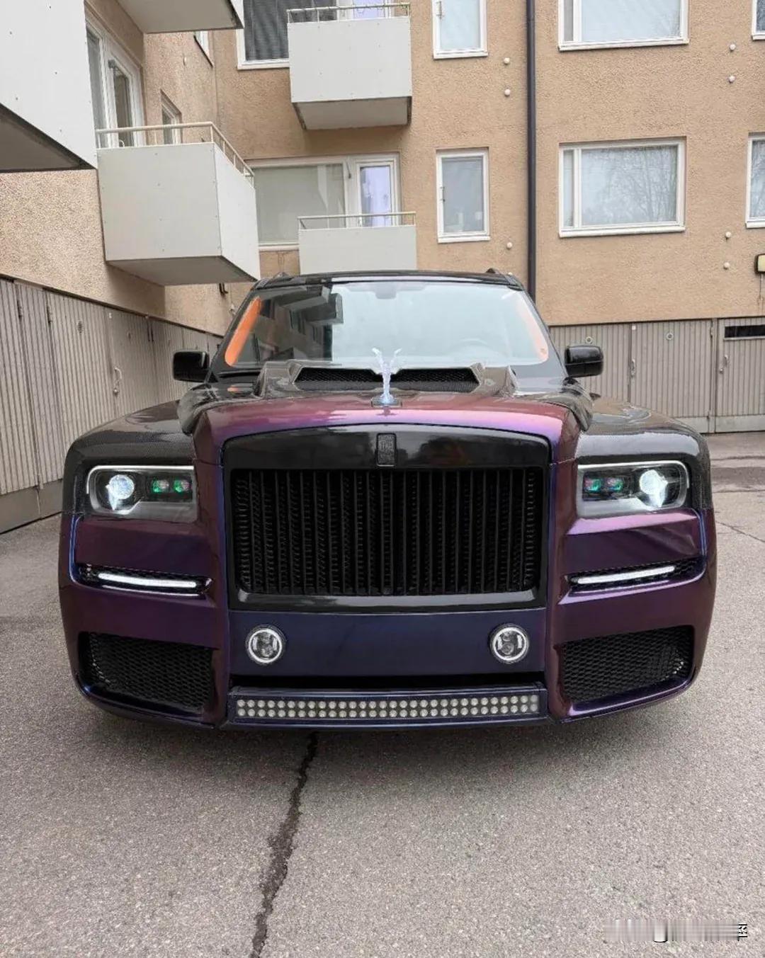 朋友新提的劳斯莱斯库里南 总感觉怪怪的
听说是定制版本的北京劳斯 黑标劳斯莱斯 