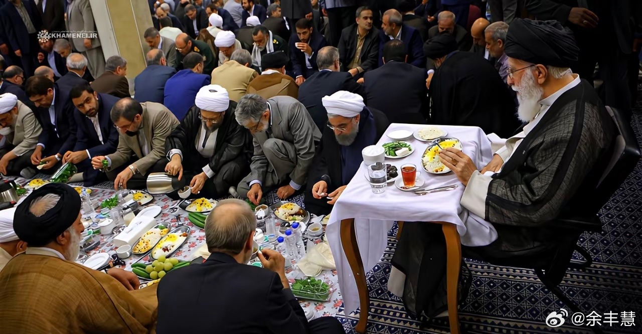 咱们先把这事儿掰扯明白：你看到的这张照片，是2022年4月12日哈梅内伊在斋月期