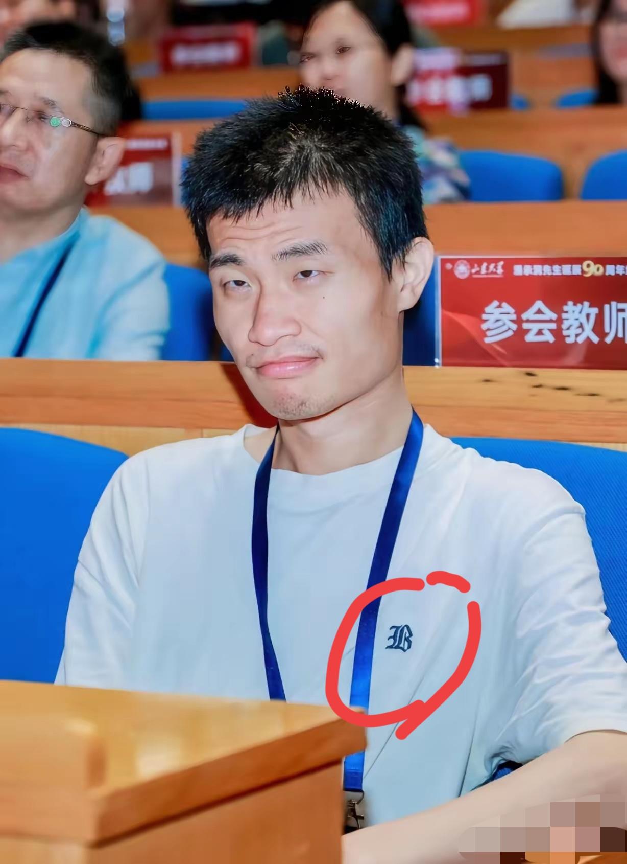 韦神衣服是什么牌子的？他这么朴素，衣服应该很便宜吧