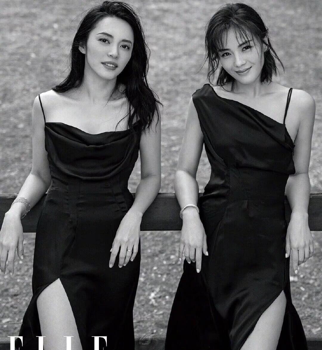 来自熟女的魅力，
这拍照姿势也很统一漏肩大腿开衩裙设计，
有点湿发的黑色吊带裙造