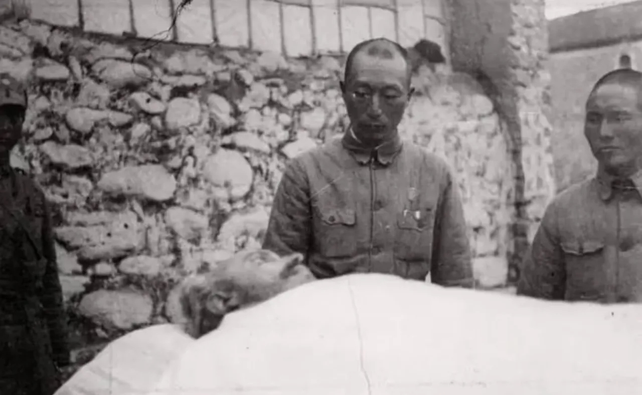 我们上学时几乎都背诵过《纪念白求恩》，但很少有人见过这张1939年战地摄影师沙飞