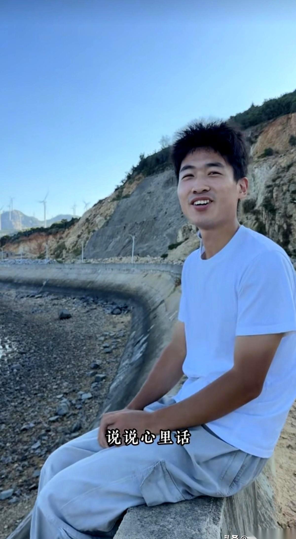 海军坐在海边感谢了一圈支持者，唯独没有特意感谢谢浩男。
评论区有人当场挑刺，说他