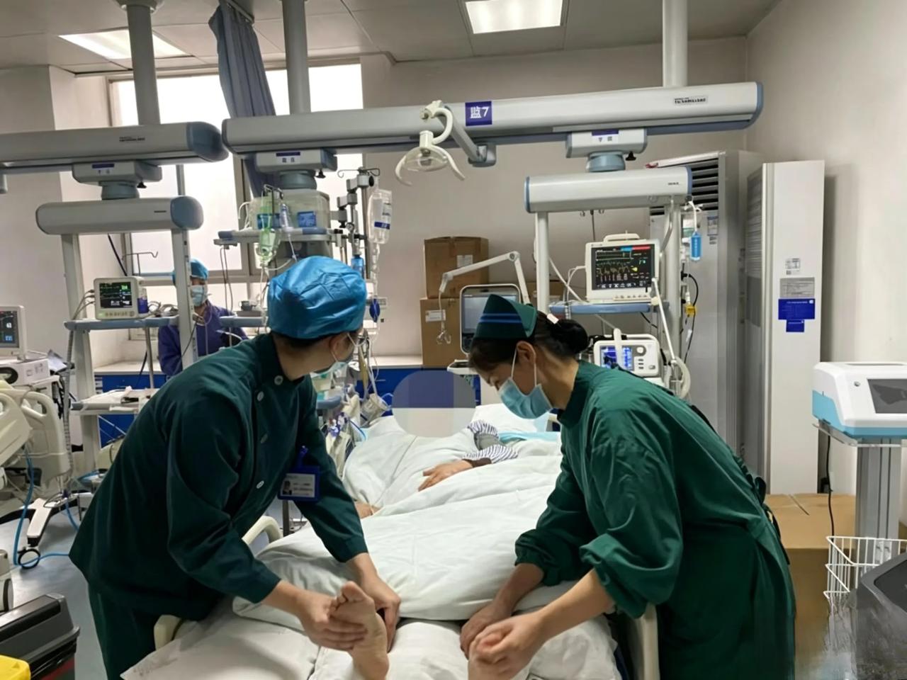 小伙为养生戒饮料常喝鲜榨果汁，暴瘦20斤后，竟住进ICU
不少人认为调养肥胖身体