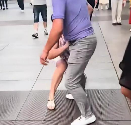 浙江乐清，女子与前男友分手后难以释怀，前男友受不了选择报警，经过民警调解，女子最