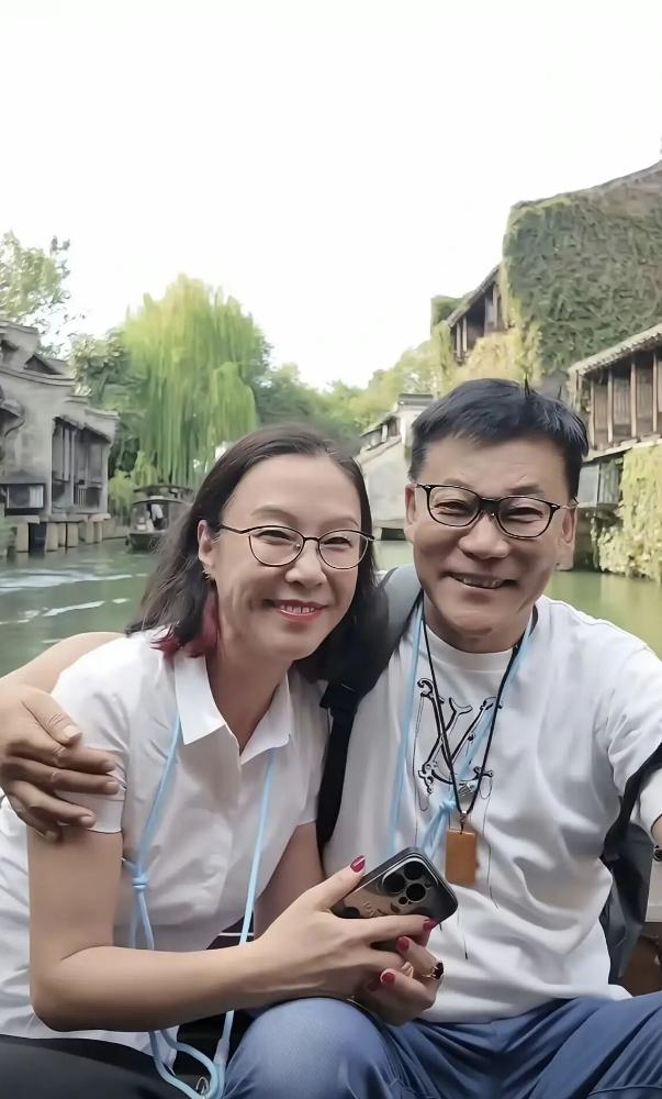 李国庆这次可算是找对人了，二婚之后，他整个人的状态焕然一新。以往他出镜时，总是带
