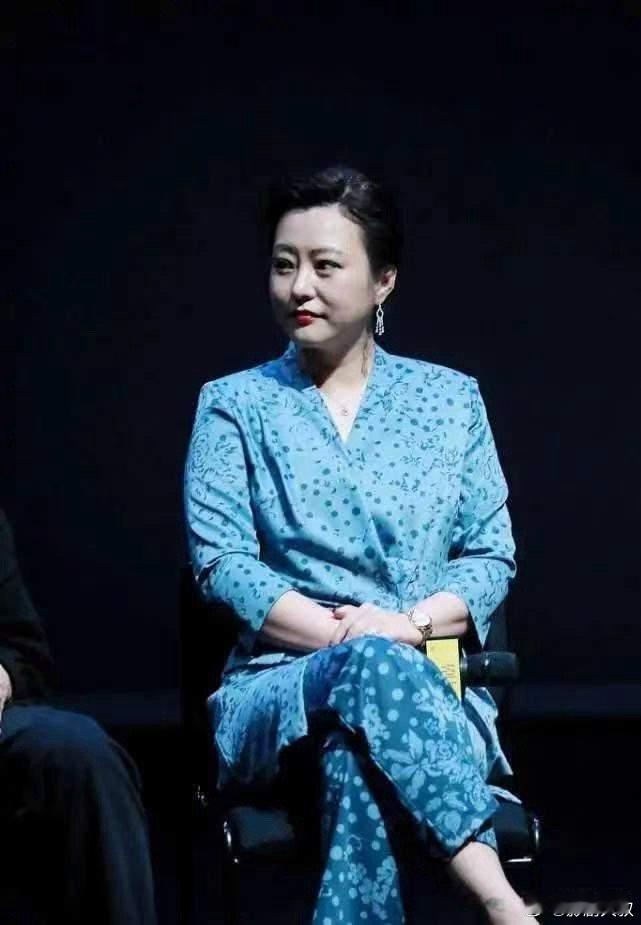 郝蕾才是“微胖”女神！一身蓝色西装穿搭，知性大气！ 