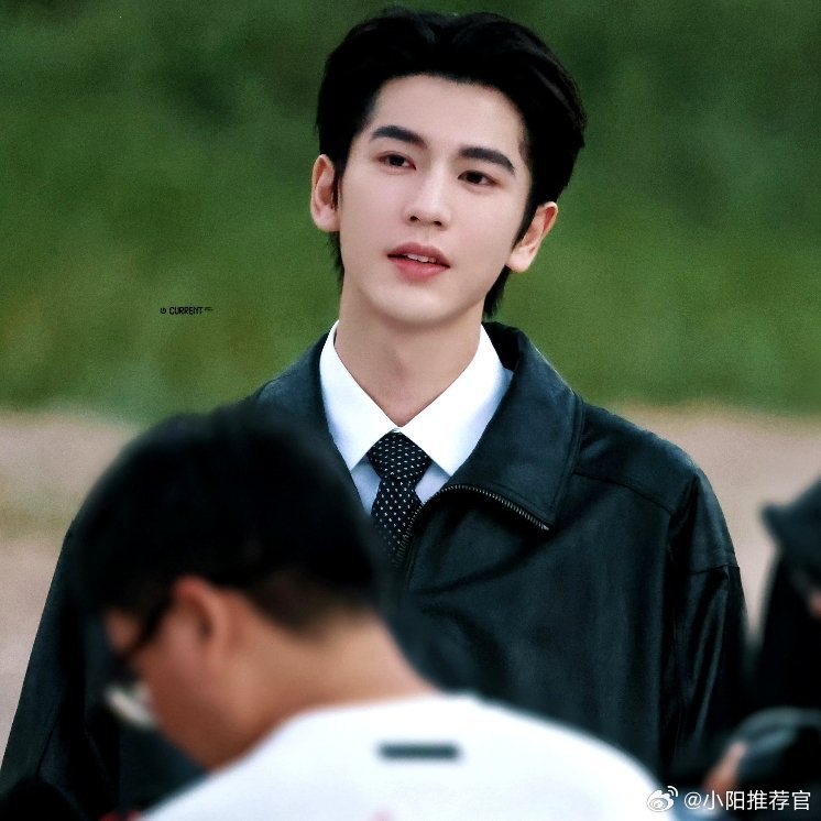 张凌赫表演习惯张凌赫说，自己在表演感情戏时，喜欢运用留白的方式，张凌赫就像读小说