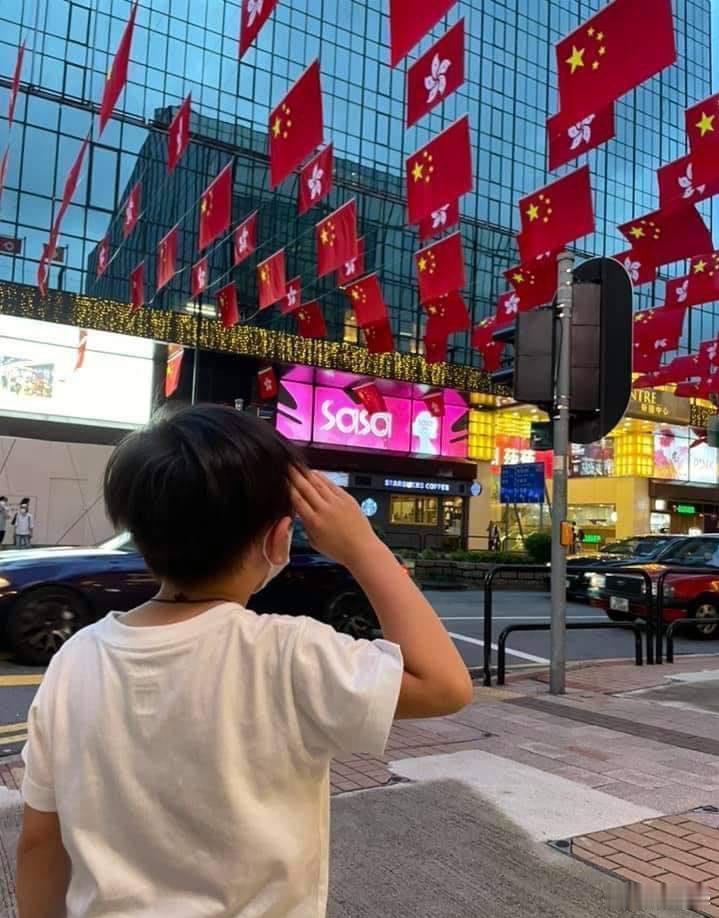 很多香港的小朋友，也想参加中国人民解放军！建议尽快在《基本法》相关附件中，补充香