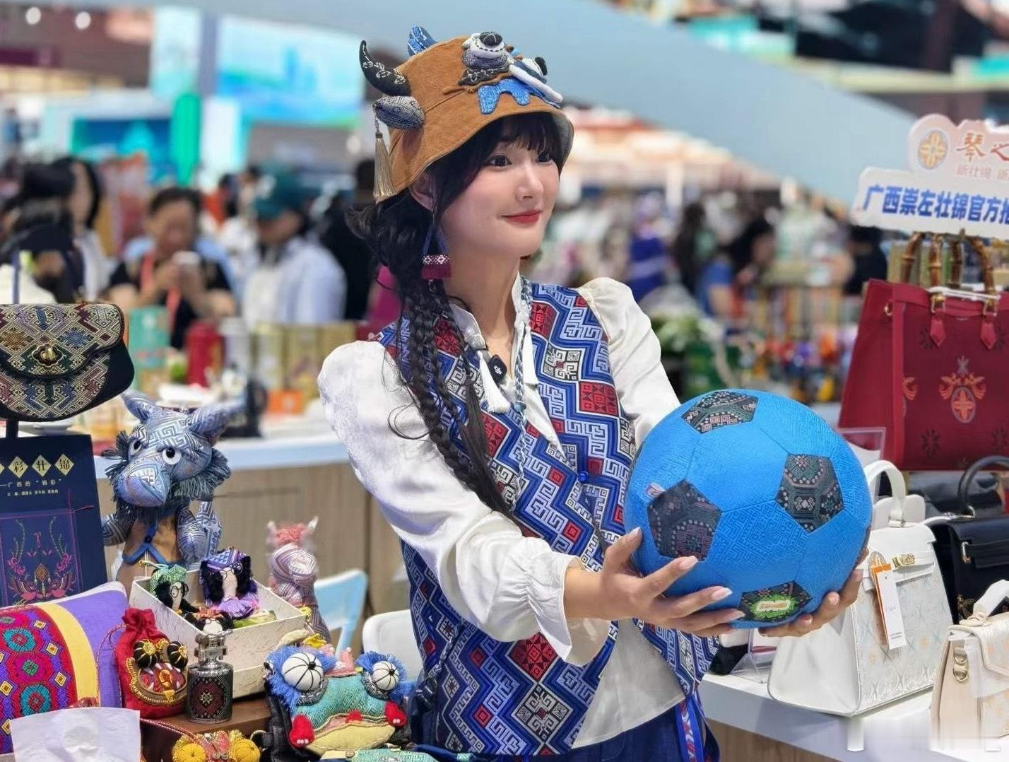 比川剧先变脸的是看球赛的我 心情起伏比川剧变脸还快，进球瞬间狂喜，丢分又瞬间垮脸