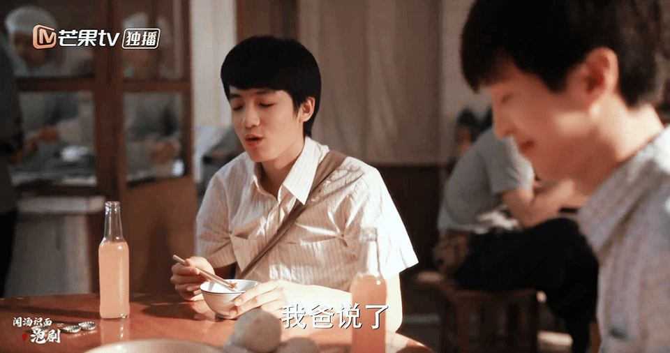 #小巷人家# 虽说栋哲经常有点欠揍，但也真的是贴心的开心果，有他在的地方快乐不断