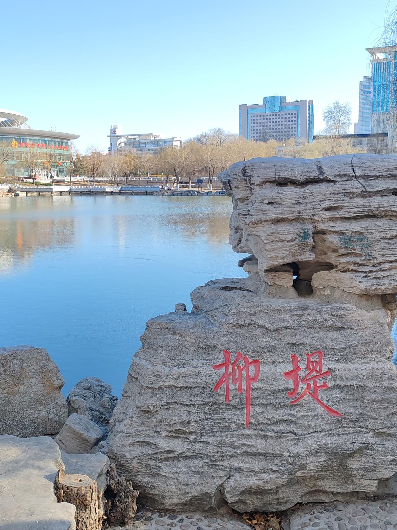 《七绝·春暮观雨》
细雨轻敲镜水纹，
曲桥迤逦接闲云。
罗衣沾湿春寒重，
岸柳低