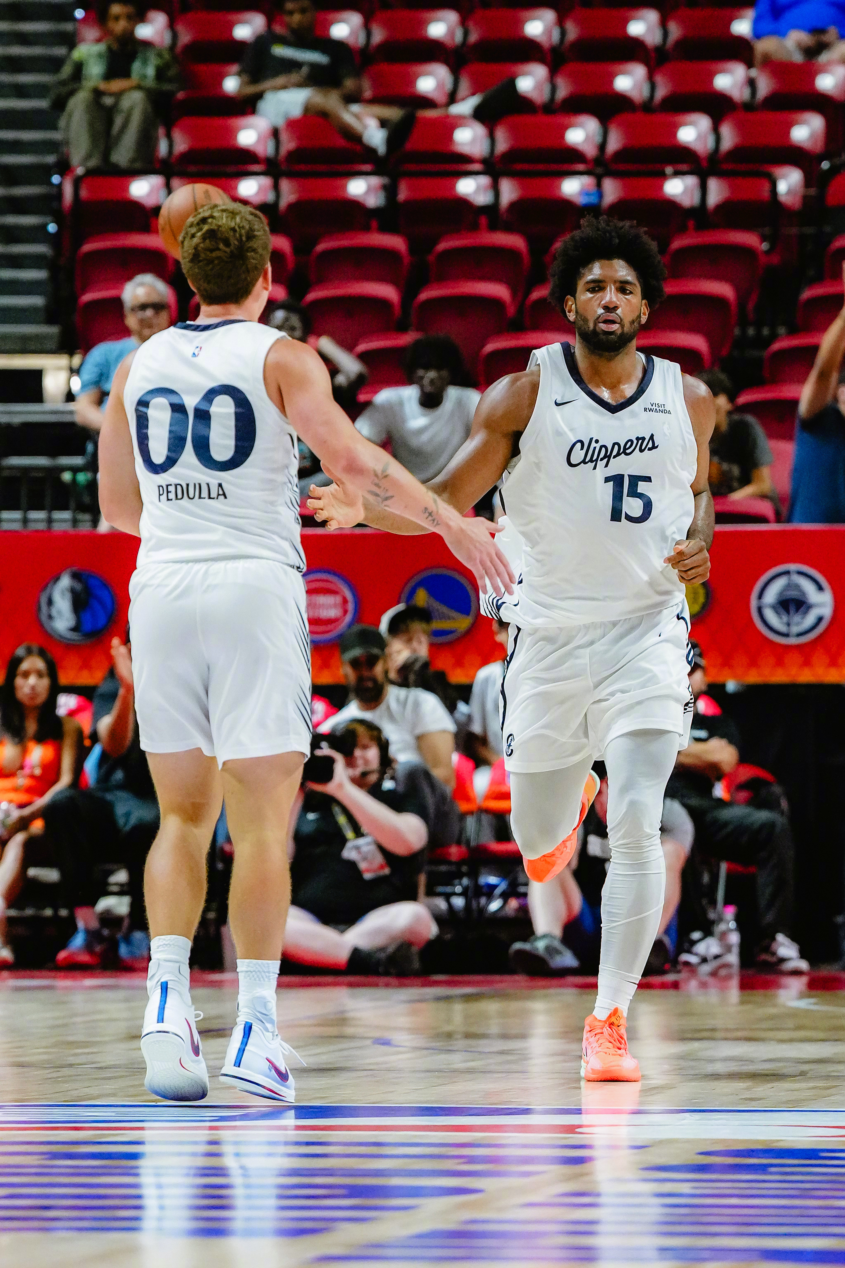 欧米尔20分15篮板5助攻1抢断快船战胜森林狼NBA夏季联赛