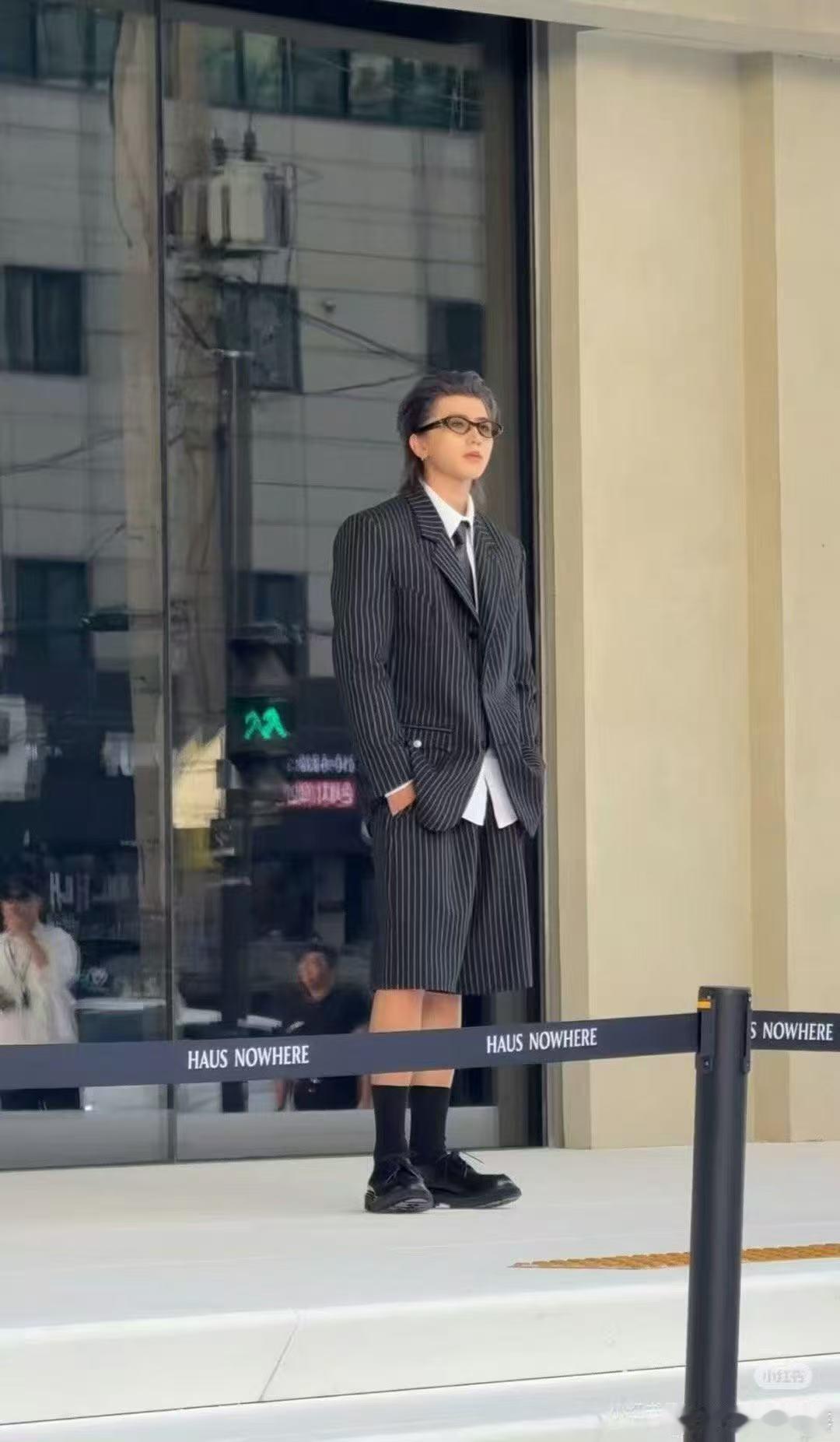 蔡徐坤背头墨镜此男就这样帅 ​​​