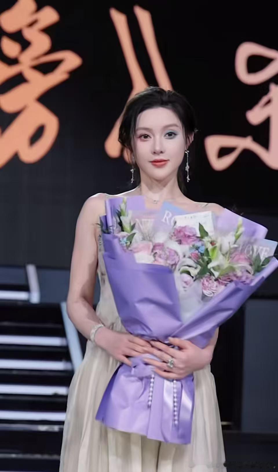 电竞人的短剧圈人脉电竞选手赛场之外拓展短剧圈人脉，跨界出镜氛围感拉满，赛场锋芒遇