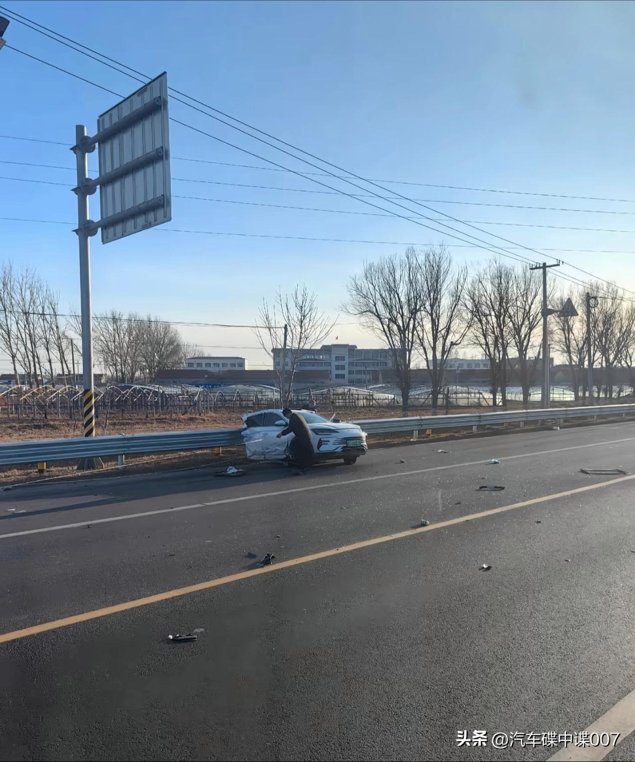 这个白色的是啥车啊？直接断两截