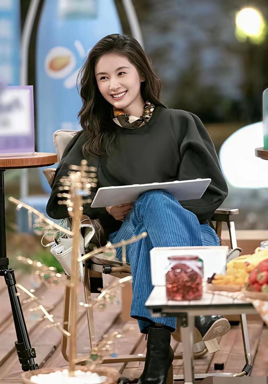 看着《半熟恋人》里王子文的剧照，她眉眼含笑，温柔又笃定，不少网友忍不住感叹：贾乃