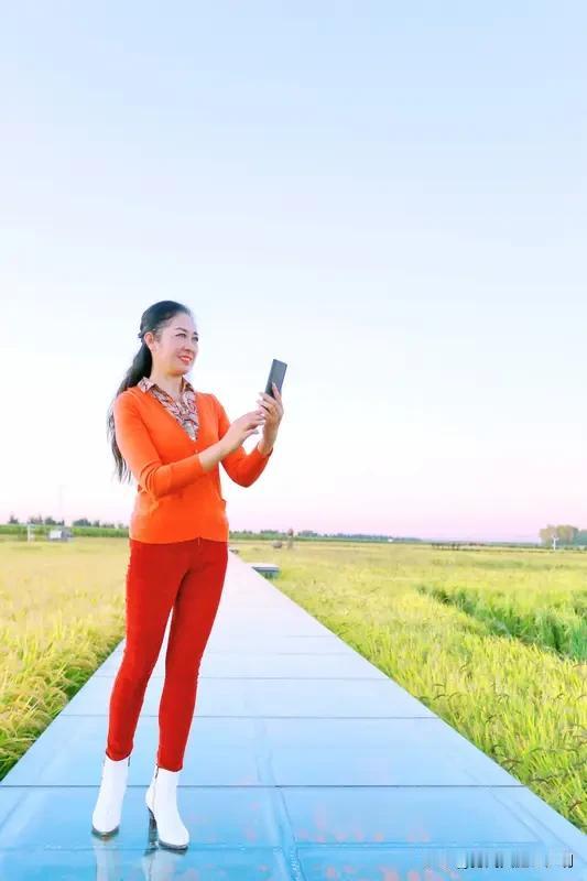 看到“十里稻香风送韵”这个上联，我脑海里瞬间就开始琢磨下联。“十里”是数量词加名