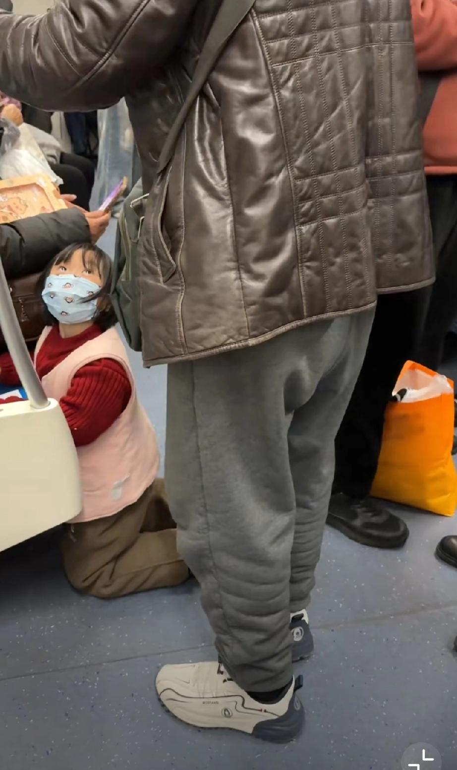 地铁上，老头嫌小女孩写作业占位置，觉得小孩没买票应该抱着，大家对此怎么看？？？[