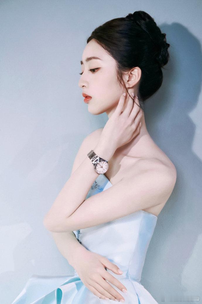 邓恩熙好温柔的美 邓恩熙这温柔美太绝绝子！国剧盛典上，她身着天青色抹胸裙，温婉优